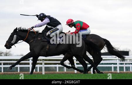 Razzo Italiano, gefahren von Tabitha Worsley, gewinnt die Vickers.Bet und unterstützt stolz die Handicap-Hürde von British Racing-Novizen auf der Southwell Racecourse. Bilddatum: Dienstag, 22. November 2022. Stockfoto