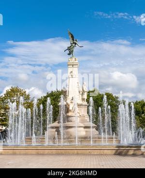 Dijon, Frankreich - 14. September 2022: Blick auf den Place de la Republique mit dem Brunnen und dem Sadi-Carnot-Denkmal Stockfoto