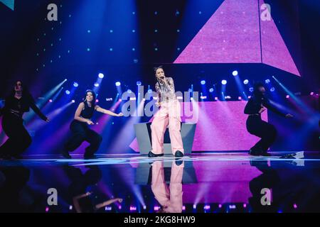 Zürich, Schweiz. 18., November 2022. Die Schweizer Sängerin Naomi Lareine tritt live während der Energy Star Night 2022 im Hallenstadion in Zürich auf. (Foto: Gonzales Photo - Tilman Jentzsch). Stockfoto