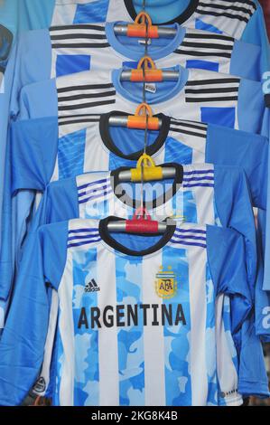 Sylhet, Bangladesch. 22.. November 2022. Fans kaufen Trikot und Flaggen ihrer Lieblings-Fußballmannschaft auf dem Außenmarkt während der FIFA-Weltmeisterschaft 2022, dem heutigen Spiel zwischen Argentinien und Saudi-Arabien . In diesem Jahr wird die FIFA Fußball-Weltmeisterschaft von Katar ausgerichtet. Am 22. November 2022 in Sylhet, Bangladesch (Bild: © MD Rafayat Haque Khan/eyepix via ZUMA Press Wire) Stockfoto