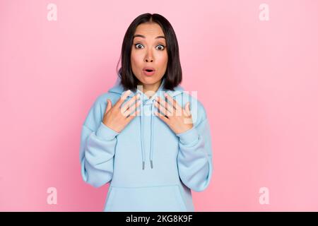 Foto von einer wunderschönen jungen Dame, die auf sich selbst zeigt, verblüffende Probleme Tragen Sie trendiges blaues Kleidungsstück isoliert auf pinkfarbenem Hintergrund Stockfoto