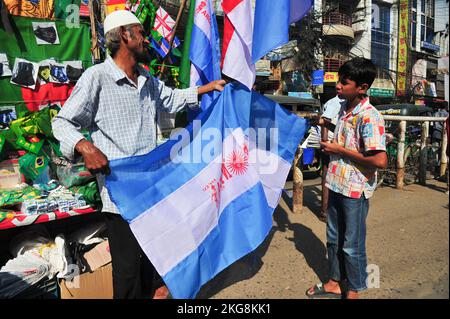 Sylhet, Bangladesch. 22.. November 2022. Fans kaufen Trikot und Flaggen ihrer Lieblings-Fußballmannschaft auf dem Außenmarkt während der FIFA-Weltmeisterschaft 2022, dem heutigen Spiel zwischen Argentinien und Saudi-Arabien . In diesem Jahr wird die FIFA Fußball-Weltmeisterschaft von Katar ausgerichtet. Am 22. November 2022 in Sylhet, Bangladesch (Bild: © MD Rafayat Haque Khan/eyepix via ZUMA Press Wire) Stockfoto