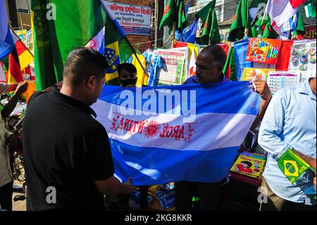 Sylhet, Bangladesch. 22.. November 2022. Fans kaufen Trikot und Flaggen ihrer Lieblings-Fußballmannschaft auf dem Außenmarkt während der FIFA-Weltmeisterschaft 2022, dem heutigen Spiel zwischen Argentinien und Saudi-Arabien . In diesem Jahr wird die FIFA Fußball-Weltmeisterschaft von Katar ausgerichtet. Am 22. November 2022 in Sylhet, Bangladesch (Bild: © MD Rafayat Haque Khan/eyepix via ZUMA Press Wire) Stockfoto