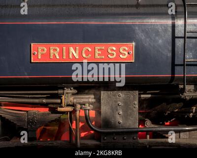 Das Bild zeigt die historische Dampfeisenbahn Lakeside und Haverthwaite, die zwischen dem Dorf Haverthwaite und Lakeside am Lake Windermer verkehrt Stockfoto