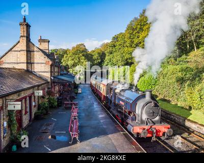 Das Bild zeigt die historische Dampfeisenbahn Lakeside und Haverthwaite, die zwischen dem Dorf Haverthwaite und Lakeside am Lake Windermer verkehrt Stockfoto