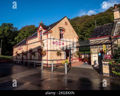 Das Bild zeigt die historische Dampfeisenbahn Lakeside und Haverthwaite, die zwischen dem Dorf Haverthwaite und Lakeside am Lake Windermer verkehrt Stockfoto