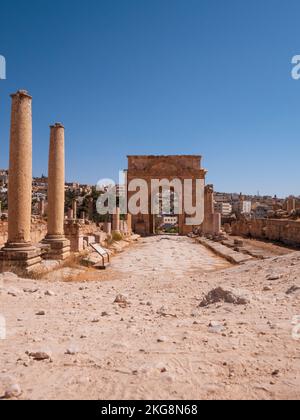 Malerische Ansicht der Ruinen einer alten Stadt, Details der berühmten historischen Nord Tetrapylon, alte römische Struktur in Jerash, Jordanien. Stockfoto