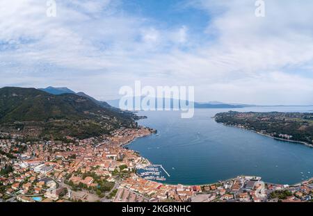 Eine Luftaufnahme von Salo am Gardasee in der Provinz Brescia, Lombardei Stockfoto