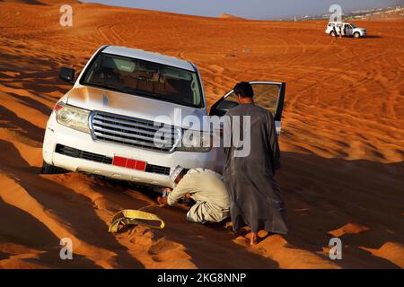 Geländefahrzeug in Wahiba Sands, Oman Stockfoto