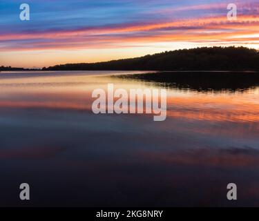 Ein Sonnenaufgang am Staunton Harold Reservoir an der Grenze zu Derbyshire Leicester in großbritannien, als die Blue Hour zur Golden Hour wurde. Stockfoto