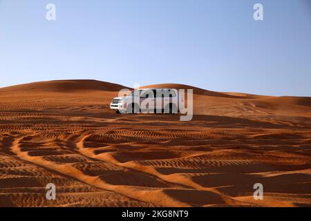 Geländefahrzeug in Wahiba Sands, Oman Stockfoto