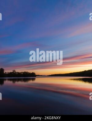 Ein Sonnenaufgang am Staunton Harold Reservoir an der Grenze zu Derbyshire Leicester in großbritannien, als die Blue Hour zur Golden Hour wurde. Stockfoto