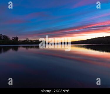 Ein Sonnenaufgang am Staunton Harold Reservoir an der Grenze zu Derbyshire Leicester in großbritannien, als die Blue Hour zur Golden Hour wurde. Stockfoto