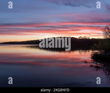 Ein Sonnenaufgang am Staunton Harold Reservoir an der Grenze zu Derbyshire Leicester in großbritannien, als die Blue Hour zur Golden Hour wurde. Stockfoto