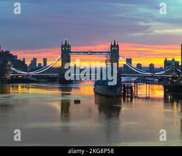 Ein goldener Sonnenaufgang über der Themse mit Turmbrücke und HMS Belfast, lange Exposition. Stockfoto