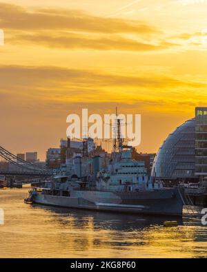 Ein goldener Sonnenaufgang über der Themse mit Turmbrücke und HMS Belfast, lange Exposition. Stockfoto