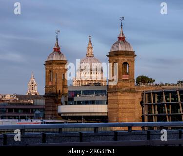 Ein Foto am frühen Morgen, das die Kuppel der St Paul's Cathedral zeigt, eingerahmt von den Türmen der Blackfriars Station, London. Erschossen von der London Bridge Stockfoto