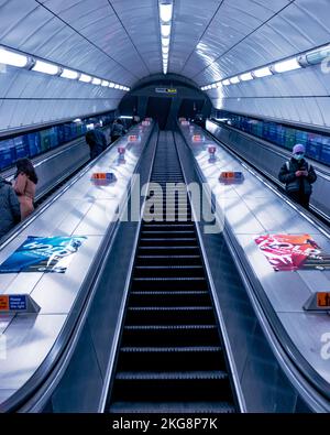 Eine Rolltreppe im Londoner U-Bahn-Netz. Stockfoto