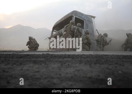 SALAR, AFGHANISTAN - 30. AUGUST 2013 - USA Armeesoldaten bei Kompanie B, 1.. Bataillon, 5.. Kavallerie-Regiment, 2.. Brigaden-Kampfteam, 1.. Kavallerie-Div Stockfoto