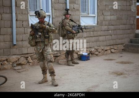 SALAR, AFGHANISTAN - 30. AUGUST 2013 - USA Armeesoldaten bei Kompanie B, 1.. Bataillon, 5.. Kavallerie-Regiment, 2.. Brigaden-Kampfteam, 1.. Kavallerie-Div Stockfoto