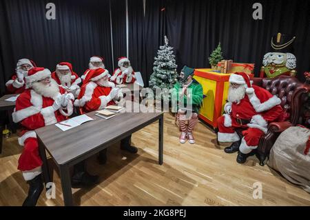 London, Großbritannien. 22.. November 2022. Die Darsteller bereiten sich an der Santa School im Osten Londons an der einzigen echten britischen Ausbildungsschule für professionelle Santas und ihre Elfhelfer vor - derzeit in 26. Jahren. Die Schule sieht Santa Studenten erhalten alles, was sie über den Job wissen müssen, einschließlich Geschichte, Charakter, Kostüm, die Stimme, Make-up und – vor allem – Rollenspiel. Am Ende der anstrengenden Ausbildung gibt es einen Santa Graduation Day, an dem die Studenten ein Zertifikat erhalten, wenn sie bestanden haben. Kredit: Guy Corbishley/Alamy Live Nachrichten Stockfoto