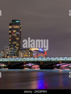 Eine Langzeitaufnahme vom Nordufer der Themse, die die Blackfriars Station auf der Brücke über den Fluss mit Turmblöcken zeigt Stockfoto