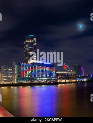 Ein Nachtfoto mit der themse in London im Vordergrund, das das Sea Containers Hotel am Südufer von London zeigt. Stockfoto