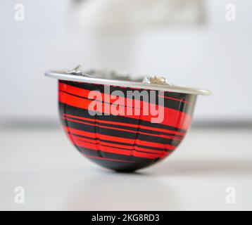 London, Vereinigtes Königreich - 1. Januar 2022: Nespresso Red Open Aluminium Coffee Dose auf Küchentisch Stockfoto