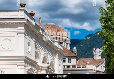 Merano (Meran) in Südtirol: Kurhaus, das Gebäude im Jugendstil ist heute ein Kongresszentrum in Merano, entworfen vom Architekten Friedrich - Italien Stockfoto