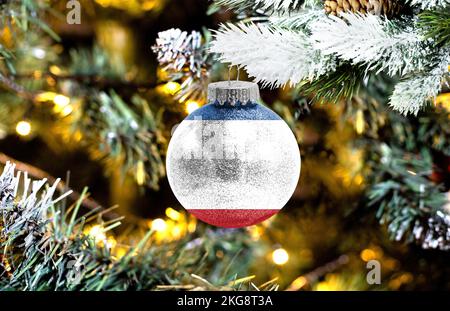 Neujahrsglass mit der Flagge der Krim vor einem bunten Weihnachtshintergrund Stockfoto