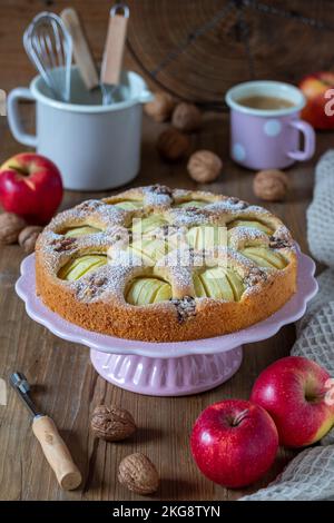 Deutscher versenkter Apfelkuchen mit Walnüssen auf Kuchenteller Stockfoto