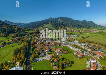 Luftaufnahme nach Pfronten an der bayerischen Alpengrenze bei Füssen Stockfoto