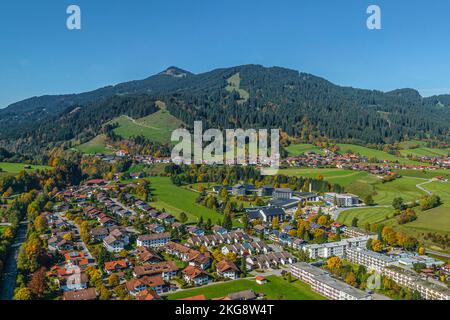 Luftaufnahme nach Pfronten an der bayerischen Alpengrenze bei Füssen Stockfoto