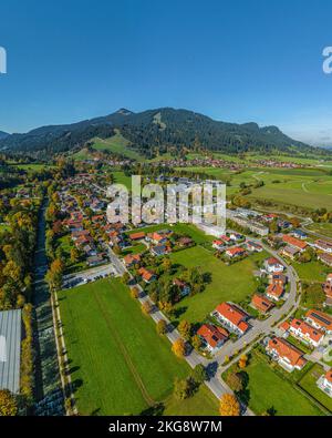 Luftaufnahme nach Pfronten an der bayerischen Alpengrenze bei Füssen Stockfoto