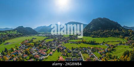 Luftaufnahme nach Pfronten an der bayerischen Alpengrenze bei Füssen Stockfoto