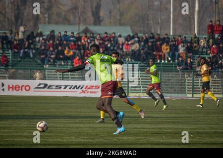 Srinagar, Indien. 22.. November 2022. Bouba Aminou von Gokulam Kerala in Aktion während des I-League-Spiels zwischen Real Kashmir und Gokulam Kerala auf dem TRC-Boden. Endergebnis; Real Kashmir 0:0 Gokulam Kerala. (Foto von Saqib Majeed/SOPA Images/Sipa USA) Quelle: SIPA USA/Alamy Live News Stockfoto