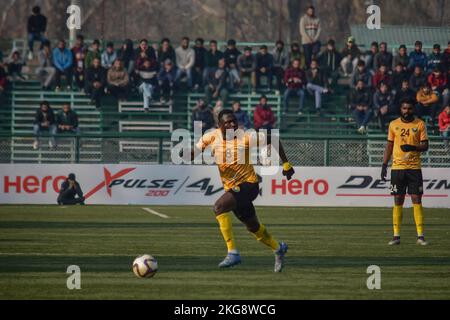 Srinagar, Indien. 22.. November 2022. Wadudu Yakubu von Real Kashmir in Aktion während des I-League-Spiels zwischen Real Kashmir und Gokulam Kerala auf dem TRC-Boden. Endergebnis; Real Kashmir 0:0 Gokulam Kerala. (Foto von Saqib Majeed/SOPA Images/Sipa USA) Quelle: SIPA USA/Alamy Live News Stockfoto