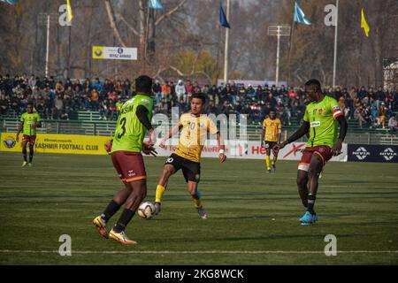 Srinagar, Indien. 22.. November 2022. Nozim Babadzhanov (C) von Real Kaschmir in Aktion während des I-League-Spiels zwischen Real Kaschmir und Gokulam Kerala auf TRC-Boden. Endergebnis; Real Kashmir 0:0 Gokulam Kerala. (Foto von Saqib Majeed/SOPA Images/Sipa USA) Quelle: SIPA USA/Alamy Live News Stockfoto