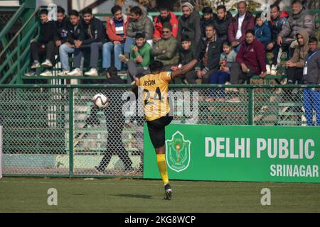 Srinagar, Indien. 22.. November 2022. Jestin George von Real Kashmir in Aktion während des I-League-Spiels zwischen Real Kashmir und Gokulam Kerala auf TRC-Boden. Endergebnis; Real Kashmir 0:0 Gokulam Kerala. (Foto von Saqib Majeed/SOPA Images/Sipa USA) Quelle: SIPA USA/Alamy Live News Stockfoto