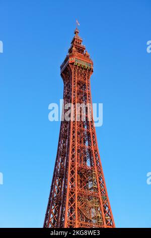 Blackpool Tower vor blauem Himmel, Blackpool, Lancashire, Großbritannien Stockfoto