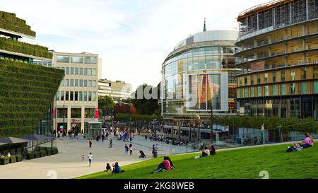 Blick auf die moderne Innenstadt von Düsseldorf mit neugebauter Kö-Bogen II. Es hat ein begehbares, dreieckiges grünes Rasendach. Stockfoto