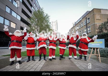 London, Großbritannien. 22.. November 2022. Darsteller bereiten sich auf die Santa School im Osten Londons an der einzigen echten britischen Ausbildungsschule für professionelle Santas und ihre Elfhelfer vor - derzeit in 26. Jahren. Die Schule sieht Santa Studenten erhalten alles, was sie über den Job wissen müssen, einschließlich Geschichte, Charakter, Kostüm, die Stimme, Make-up und – vor allem – Rollenspiel. Am Ende der anstrengenden Ausbildung gibt es einen Santa Graduation Day, an dem die Studenten ein Zertifikat erhalten, wenn sie bestanden haben. Kredit: Guy Corbishley/Alamy Live Nachrichten Stockfoto