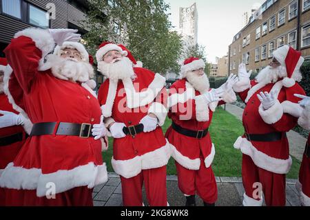 London, Großbritannien. 22.. November 2022. Darsteller bereiten sich auf die Santa School im Osten Londons an der einzigen echten britischen Ausbildungsschule für professionelle Santas und ihre Elfhelfer vor - derzeit in 26. Jahren. Die Schule sieht Santa Studenten erhalten alles, was sie über den Job wissen müssen, einschließlich Geschichte, Charakter, Kostüm, die Stimme, Make-up und – vor allem – Rollenspiel. Am Ende der anstrengenden Ausbildung gibt es einen Santa Graduation Day, an dem die Studenten ein Zertifikat erhalten, wenn sie bestanden haben. Kredit: Guy Corbishley/Alamy Live Nachrichten Stockfoto