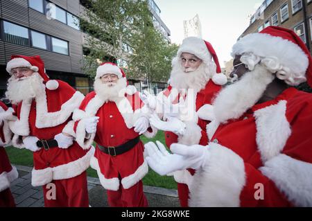 London, Großbritannien. 22.. November 2022. Darsteller bereiten sich auf die Santa School im Osten Londons an der einzigen echten britischen Ausbildungsschule für professionelle Santas und ihre Elfhelfer vor - derzeit in 26. Jahren. Die Schule sieht Santa Studenten erhalten alles, was sie über den Job wissen müssen, einschließlich Geschichte, Charakter, Kostüm, die Stimme, Make-up und – vor allem – Rollenspiel. Am Ende der anstrengenden Ausbildung gibt es einen Santa Graduation Day, an dem die Studenten ein Zertifikat erhalten, wenn sie bestanden haben. Kredit: Guy Corbishley/Alamy Live Nachrichten Stockfoto