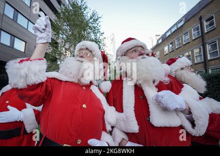 London, Großbritannien. 22.. November 2022. Darsteller bereiten sich auf die Santa School im Osten Londons an der einzigen echten britischen Ausbildungsschule für professionelle Santas und ihre Elfhelfer vor - derzeit in 26. Jahren. Die Schule sieht Santa Studenten erhalten alles, was sie über den Job wissen müssen, einschließlich Geschichte, Charakter, Kostüm, die Stimme, Make-up und – vor allem – Rollenspiel. Am Ende der anstrengenden Ausbildung gibt es einen Santa Graduation Day, an dem die Studenten ein Zertifikat erhalten, wenn sie bestanden haben. Kredit: Guy Corbishley/Alamy Live Nachrichten Stockfoto