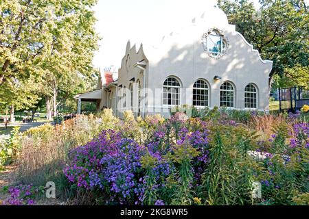 Loring Park Pavillon mit lila wilden Blumen im Vordergrund Minneapolis Minnesota MN USA Stockfoto