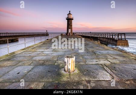 Ein Wintersonnenaufgang über Whitby Piers Stockfoto