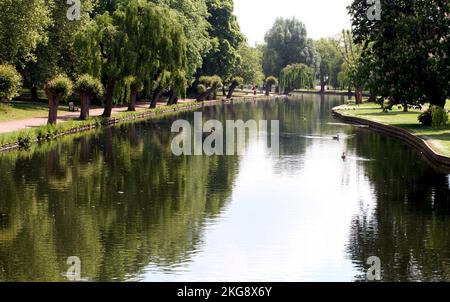 River Great Ouse in Bedford, Großbritannien. Blick von oberhalb des Flusses. Stockfoto