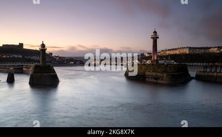 Ein Wintersonnenaufgang über Whitby Piers Stockfoto