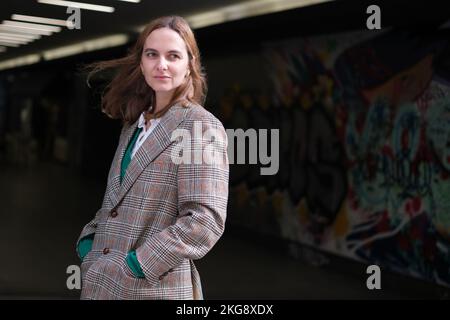 Madrid, Spanien. 22.. November 2022. Regisseur Andrea Bagney posiert während der Porträtsitzung in Madrid. (Foto: Atilano Garcia/SOPA Images/Sipa USA) Quelle: SIPA USA/Alamy Live News Stockfoto